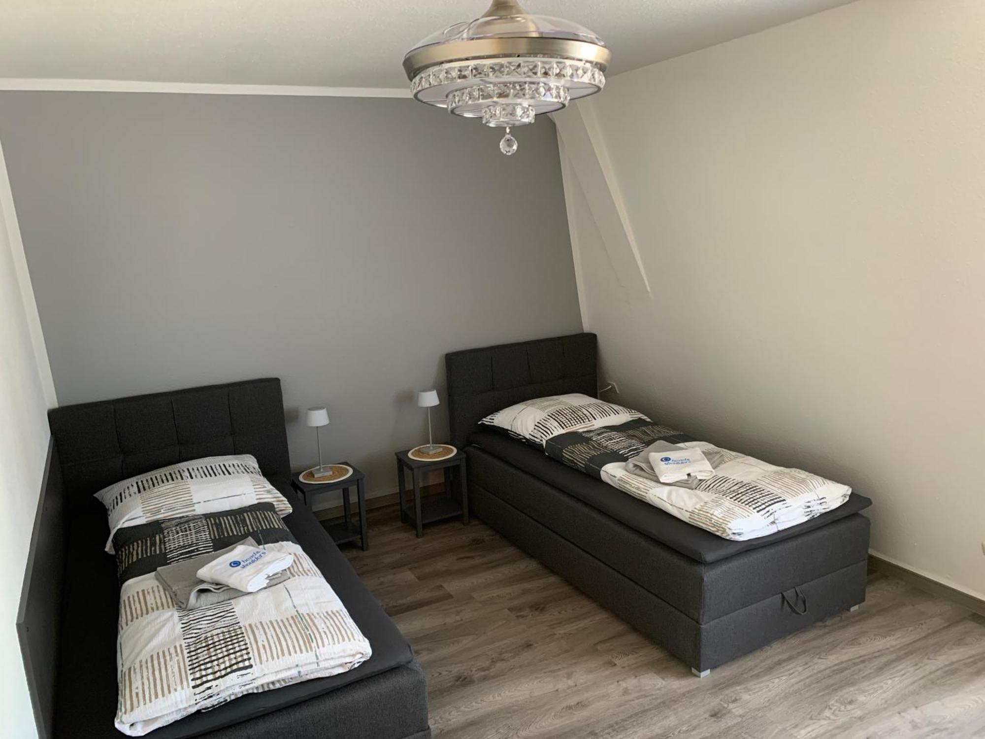 -fewo Benz- Exklusive Im Stadtzentrum Von Modernes Ambiente, 3 Einzelzimmer Fuer Bis Zu 6 Gaeste - Voll Ausgestattet Mit Waipu-tv Und High-speed-wlan Bettwaesche Und Handtuecher Inklusive! Apartment Wittenberge