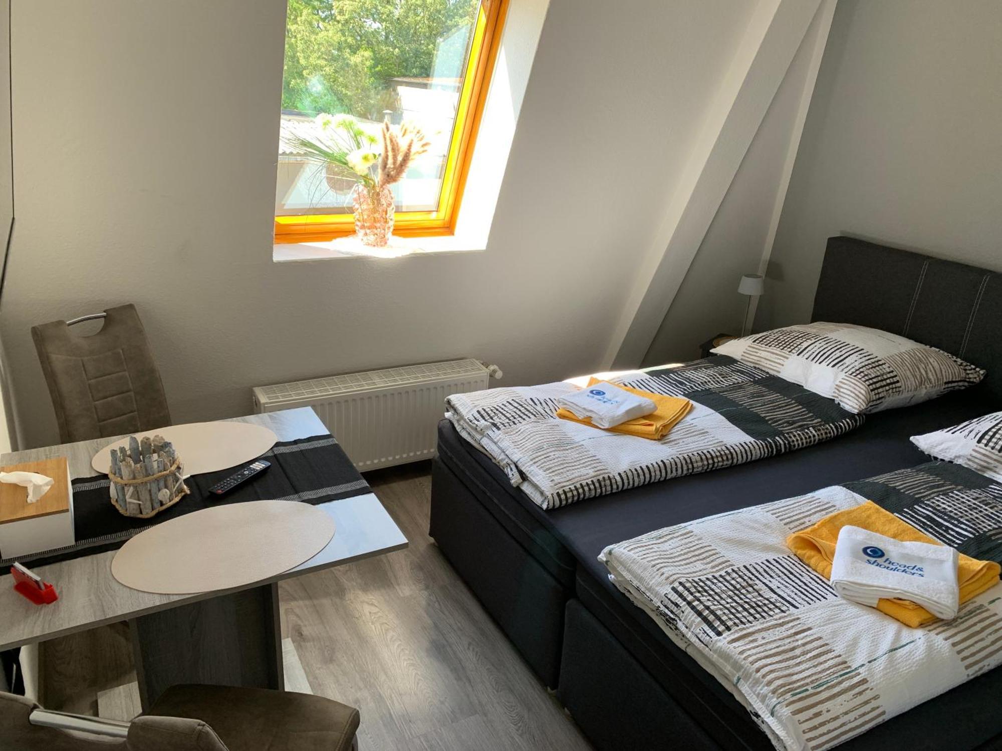 -fewo Benz- Exklusive Im Stadtzentrum Von Modernes Ambiente, 3 Einzelzimmer Fuer Bis Zu 6 Gaeste - Voll Ausgestattet Mit Waipu-tv Und High-speed-wlan Bettwaesche Und Handtuecher Inklusive! Apartment
