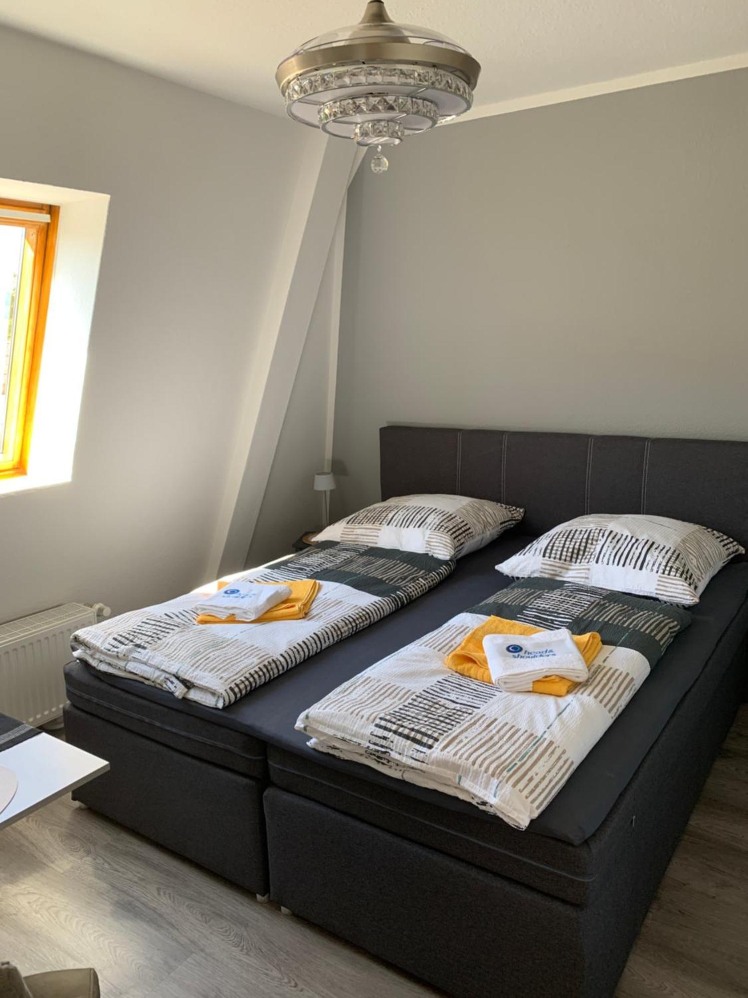 Apartment -fewo Benz- Exklusive Im Stadtzentrum Von Modernes Ambiente, 3 Einzelzimmer Fuer Bis Zu 6 Gaeste - Voll Ausgestattet Mit Waipu-tv Und High-speed-wlan Bettwaesche Und Handtuecher Inklusive!