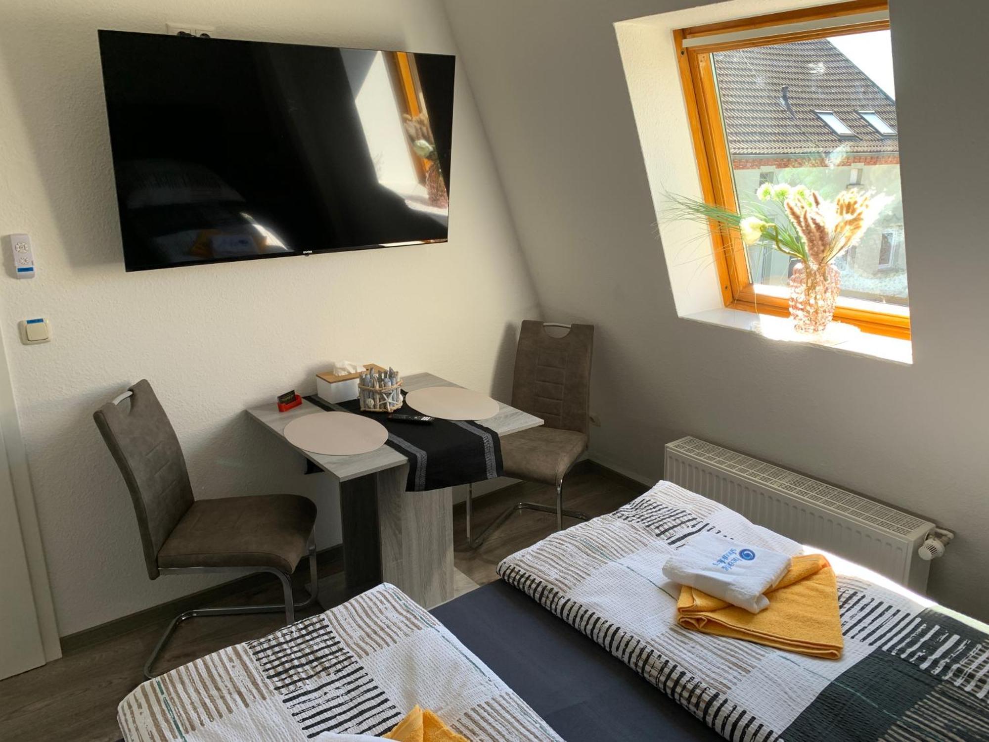 Apartment -fewo Benz- Exklusive Im Stadtzentrum Von Modernes Ambiente, 3 Einzelzimmer Fuer Bis Zu 6 Gaeste - Voll Ausgestattet Mit Waipu-tv Und High-speed-wlan Bettwaesche Und Handtuecher Inklusive! *